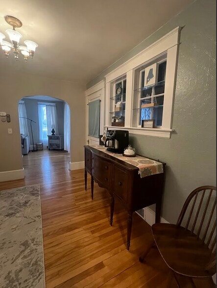 Dining area/coffee bar - 162 Broadway