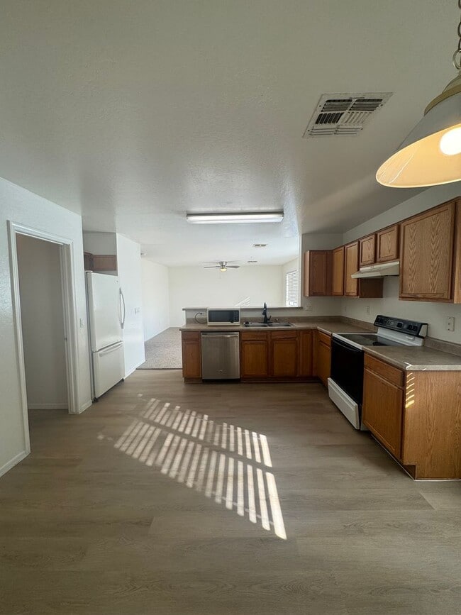 Building Photo - 4 BEDROOM IN PARK MEADOWS