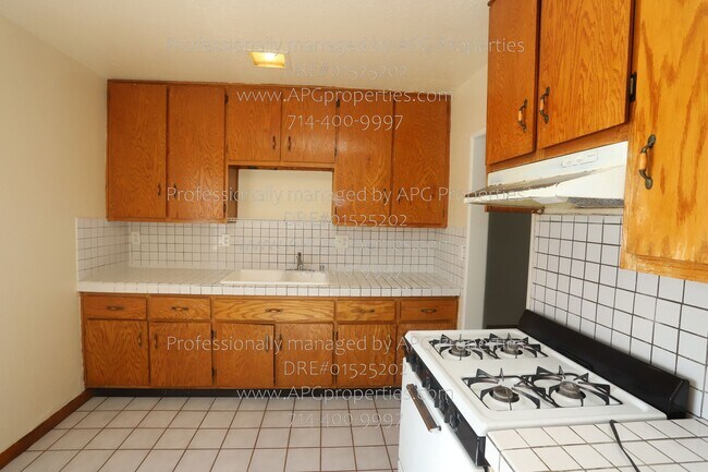 Building Photo - 830 E Anaheim St