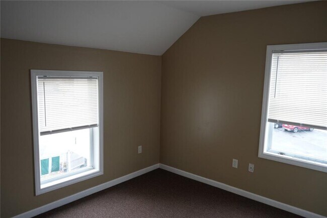 Building Photo - 13 Tweed St