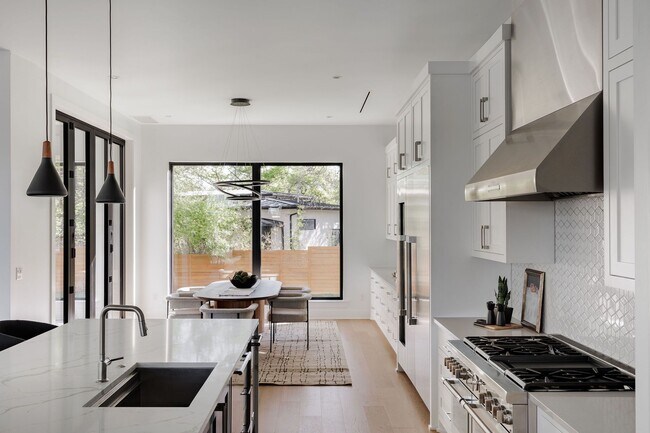 Building Photo - 2504 Bluffview Dr