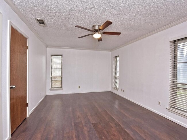 Building Photo - 2407 Versailles Dr