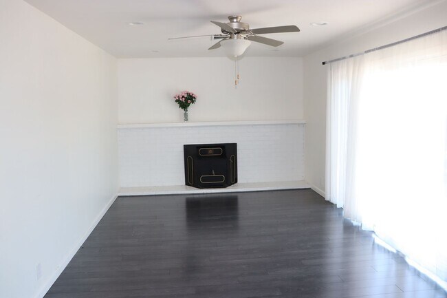 Building Photo - Evergreen 3 Bedroom