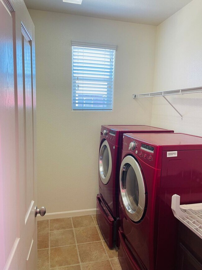 Building Photo - Modern 2 bed/2.5 bath with BONUS ROOM in West Sac