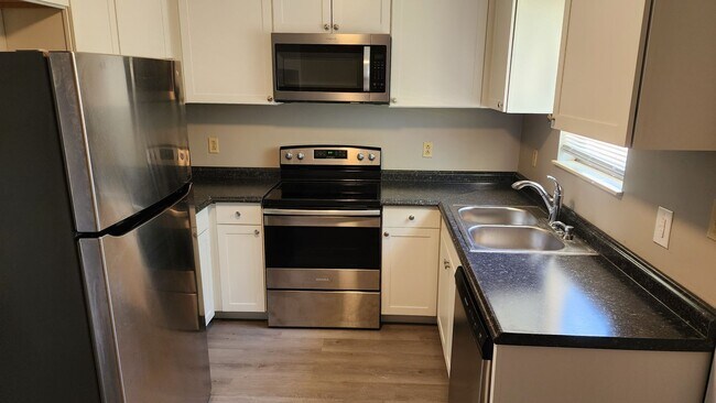 Building Photo - Nice Split Level Home- Ready for you to Call Home Today!