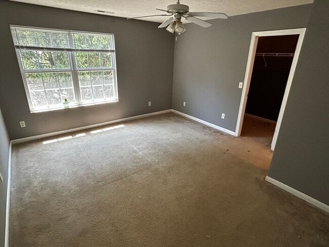 Building Photo - Fantastic Location, No Maintenence Condo