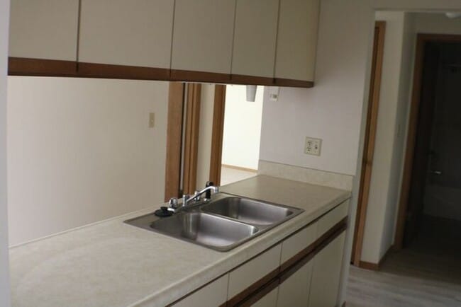 Building Photo - $950 | 2 Bedroom, 1 Bathroom Apartment | N...