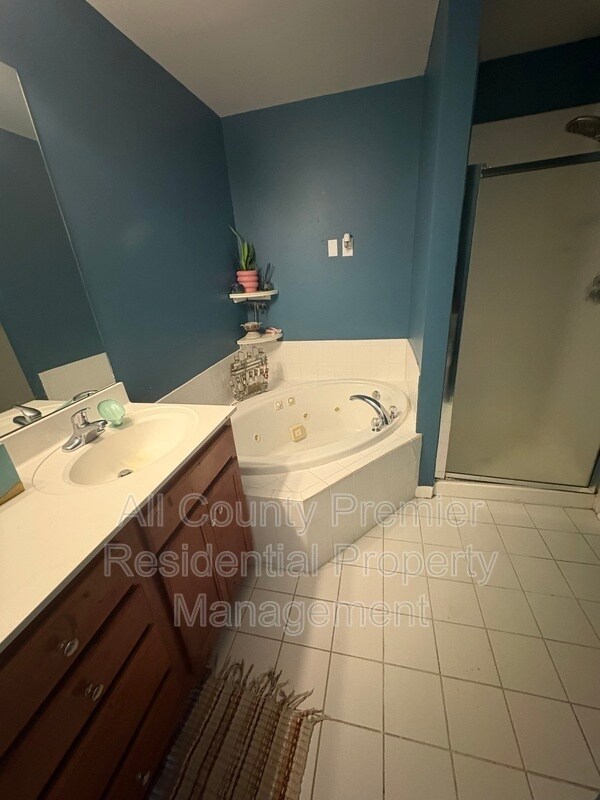 Building Photo - 74 Oxford Ct