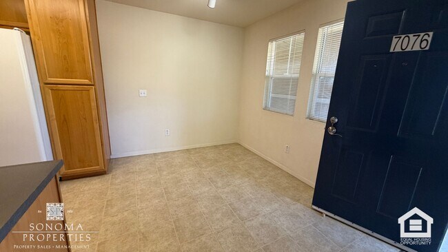 Building Photo - Must-See Charming Second-Level 1 Bedroom Apartment