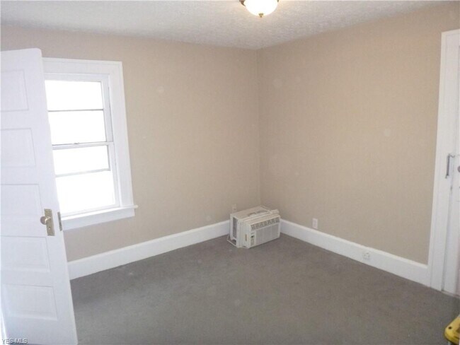 Building Photo - 62 E Rosewood Ave
