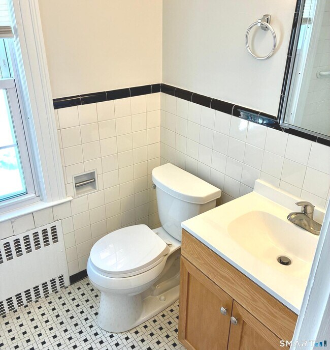 Building Photo - 302 Quaker Ln N