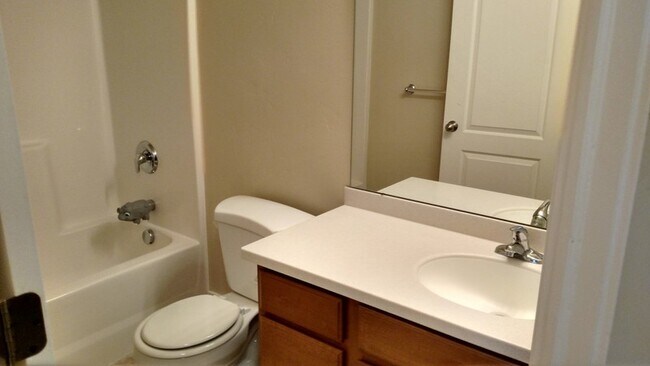 Building Photo - 2557 Garden Dr