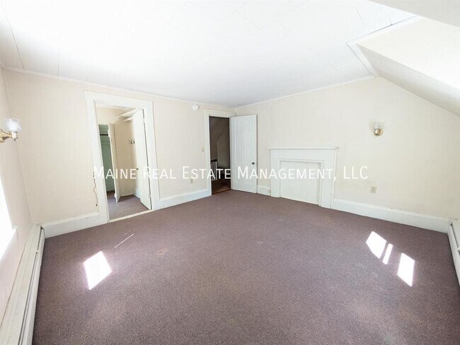 Building Photo - 15 Elm St