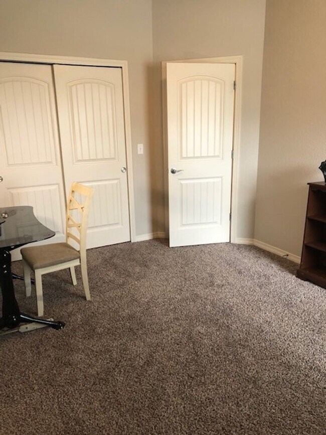 Building Photo - Beautiful 3 bed, 3 bath Townhome in West W...