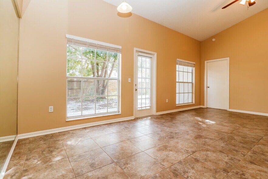 Building Photo - 10244 Rainbow Oaks Dr