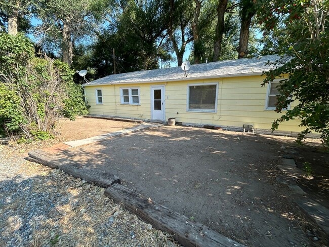 Building Photo - Large 2 Bed 1 Bath House with Fenced Yard and Washer Dryer Hookups