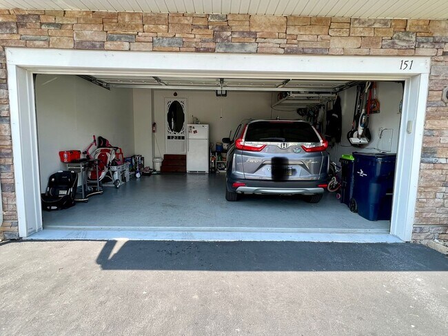 Building Photo - Beautiful 3-Bedroom End Townhouse in Royersford! Available mid-June!