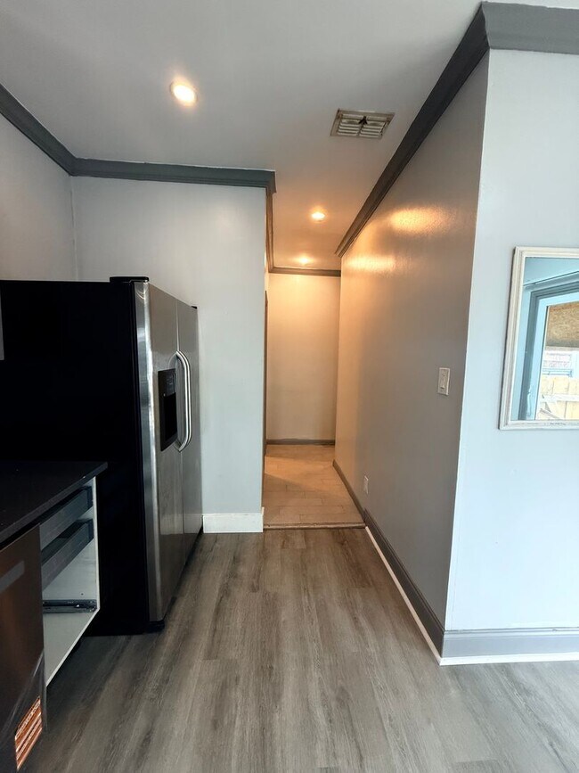 Building Photo - 941-941 Bayonne St