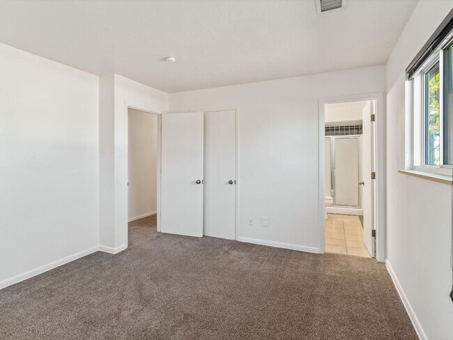 Building Photo - Spacious 4-Bed, 2-Bath Home | Large Backyard| Quick Access to Highway 528 and Other Routes| Pre-L...