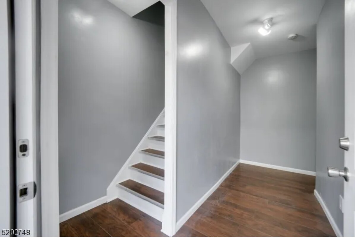 Building Photo - 106 Vermont Ave