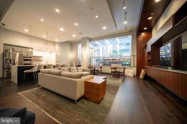 Building Photo - 1025 1st St SE