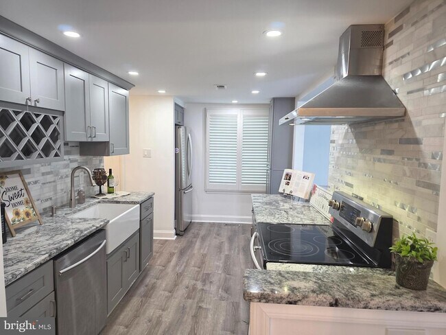Building Photo - 251 Fir Tree Ct
