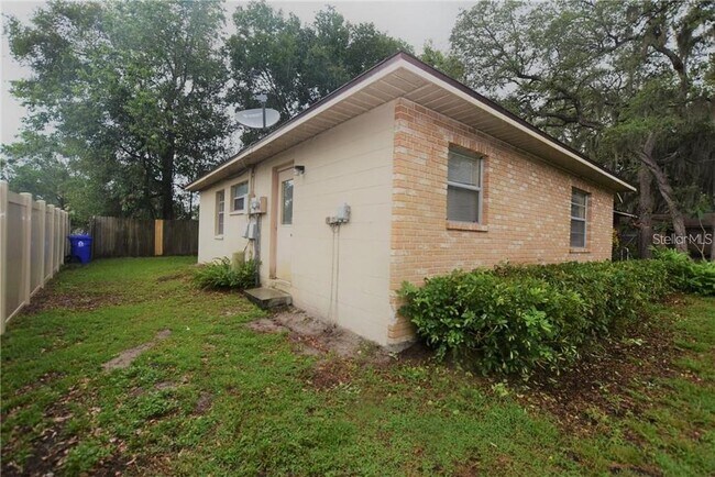 Building Photo - 1426 E Fern Rd