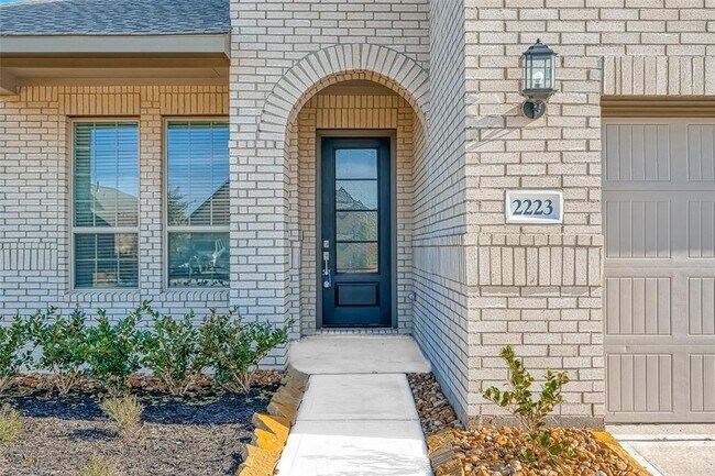 Building Photo - 2223 Rustboro Dr