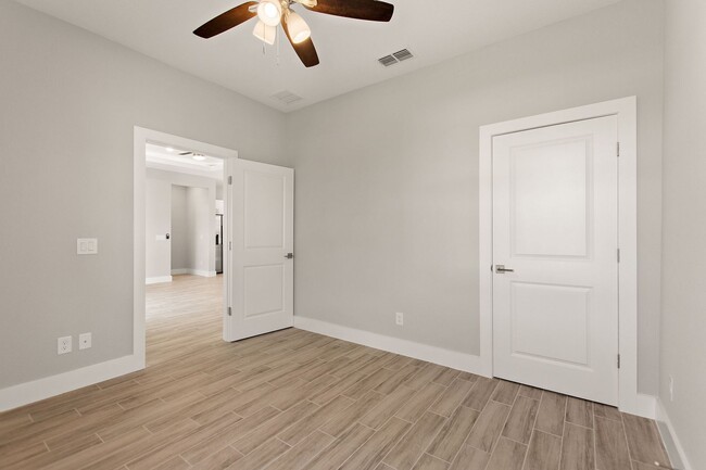 Building Photo - 123 Tulip Ln