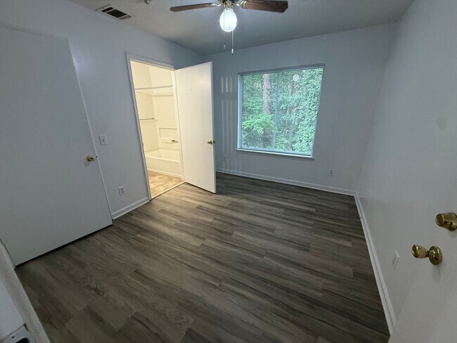 Building Photo - 1521-104 GRADUATE LN