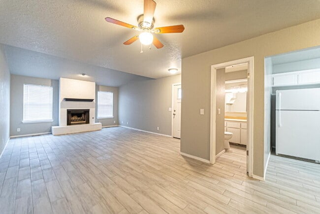 Building Photo - Updated 2-Bed, 1.5-Bath Townhome in NW Nor...
