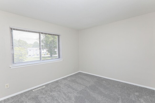 Building Photo - Updated 3BR Townhouse in Prime VA Beach Lo...