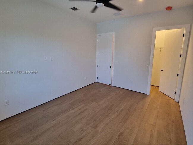 Building Photo - 810 NE 14th Pl