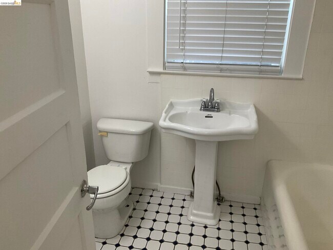 Building Photo - 512 E St