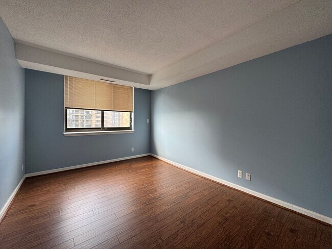 Building Photo - Bright And Spacious 2 Bed 1.5 Bath Condo W...