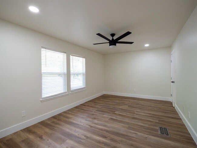Building Photo - 201 Mockingbird Ln W