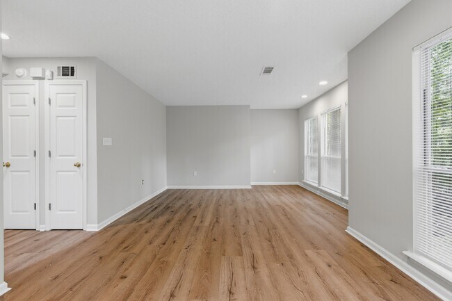 Building Photo - 379 Butternut Dr