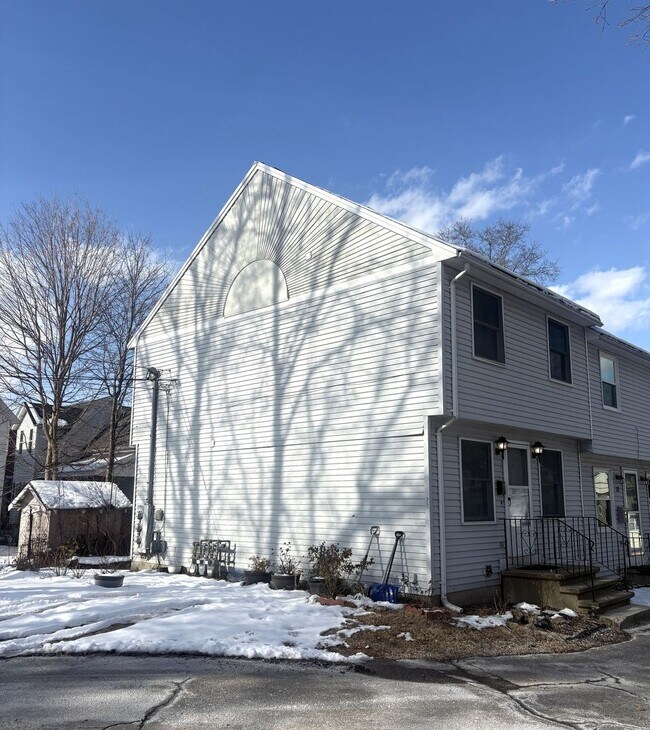Building Photo - Spacious 3 Bedroom, 2 Bath Townhouse with In-Unit Laundry in Lowell, MA
