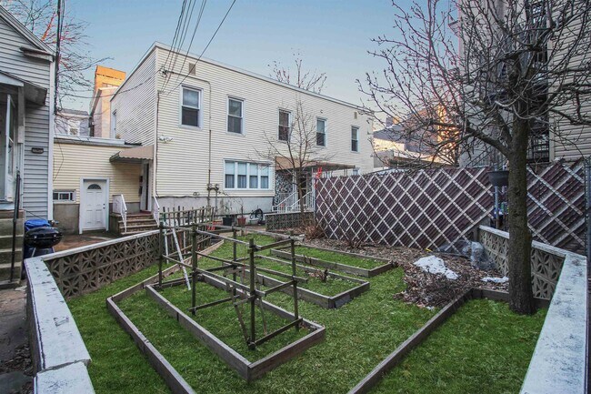 Building Photo - 1620 Palisade Ave