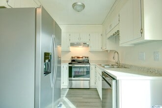 Building Photo - 2225 Golf Rd SW