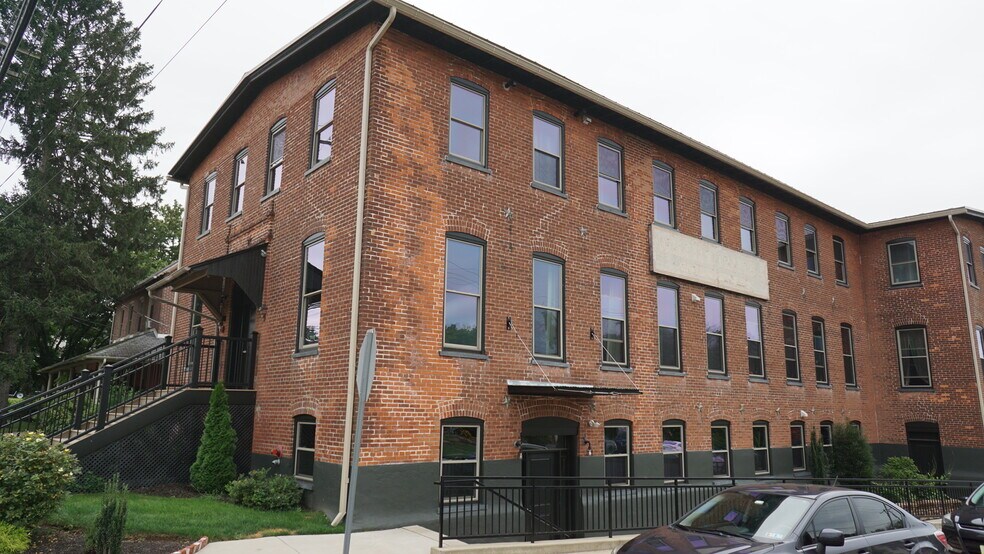 Building Photo - 820 W Market St