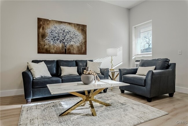 Building Photo - 1104 Main St