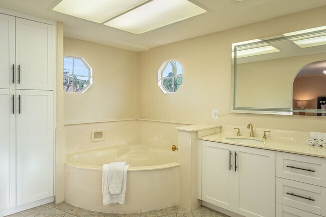 Building Photo - Fully furnished Canyon View 5 Bed Single Family