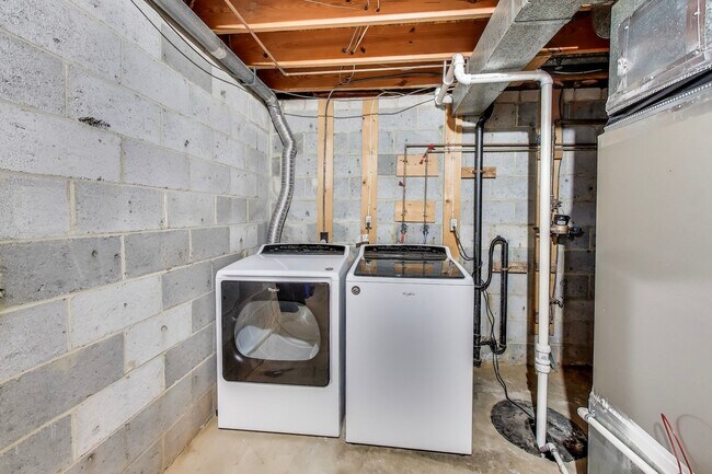 Building Photo - 3 bed + 2 Full + 2 half Bath - End Unit TH