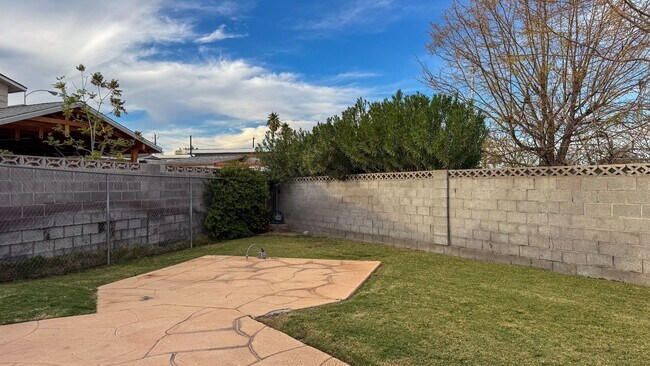 Building Photo - Move-In Ready 3-Bedroom with Pool / Lawn and Pool Service Included!