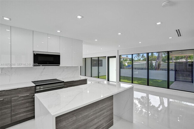 Building Photo - 1931 NE 186th Dr