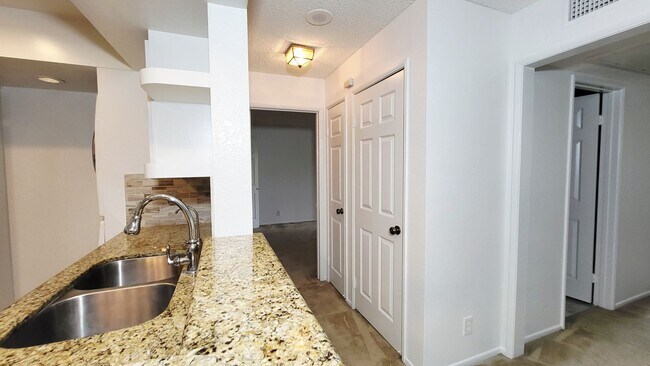 Building Photo - 2 Bedroom/ 2 Bath Condo In The Heart of Gl...