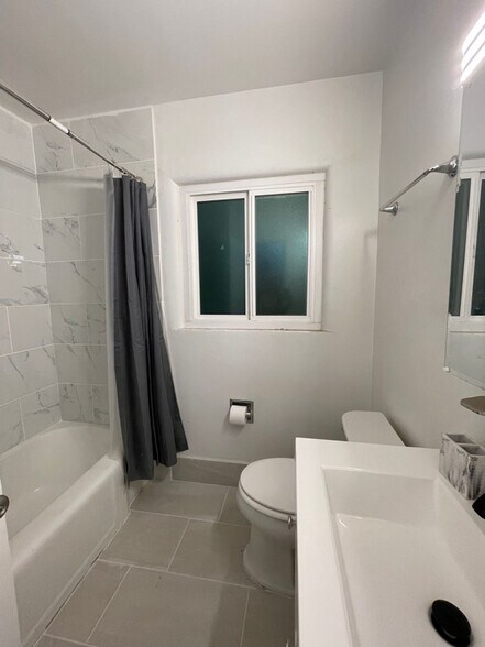 Building Photo - 2804 Truman St NE