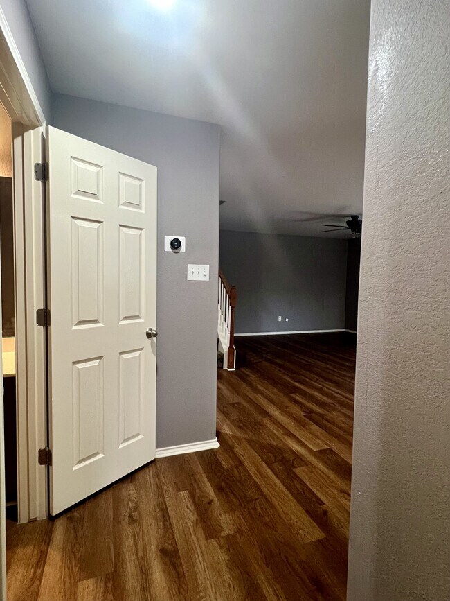 Building Photo - 9411 Rainbow Creek