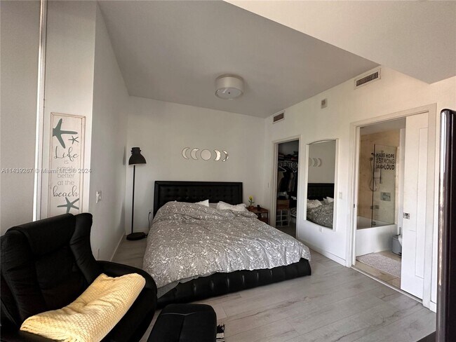 Building Photo - 601 NE 27th St